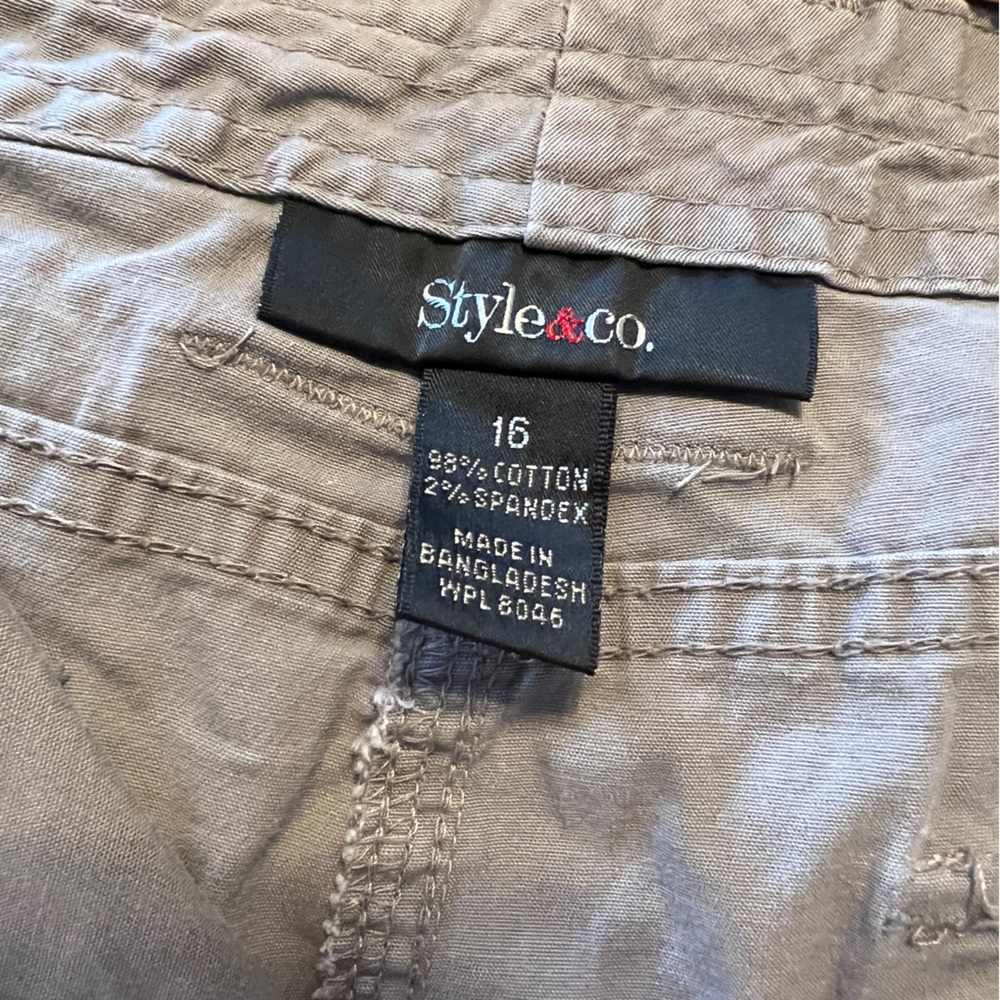 Light Gray Cargo Capri Pants - Women's Casual Utility Style - Picture 5 of 7